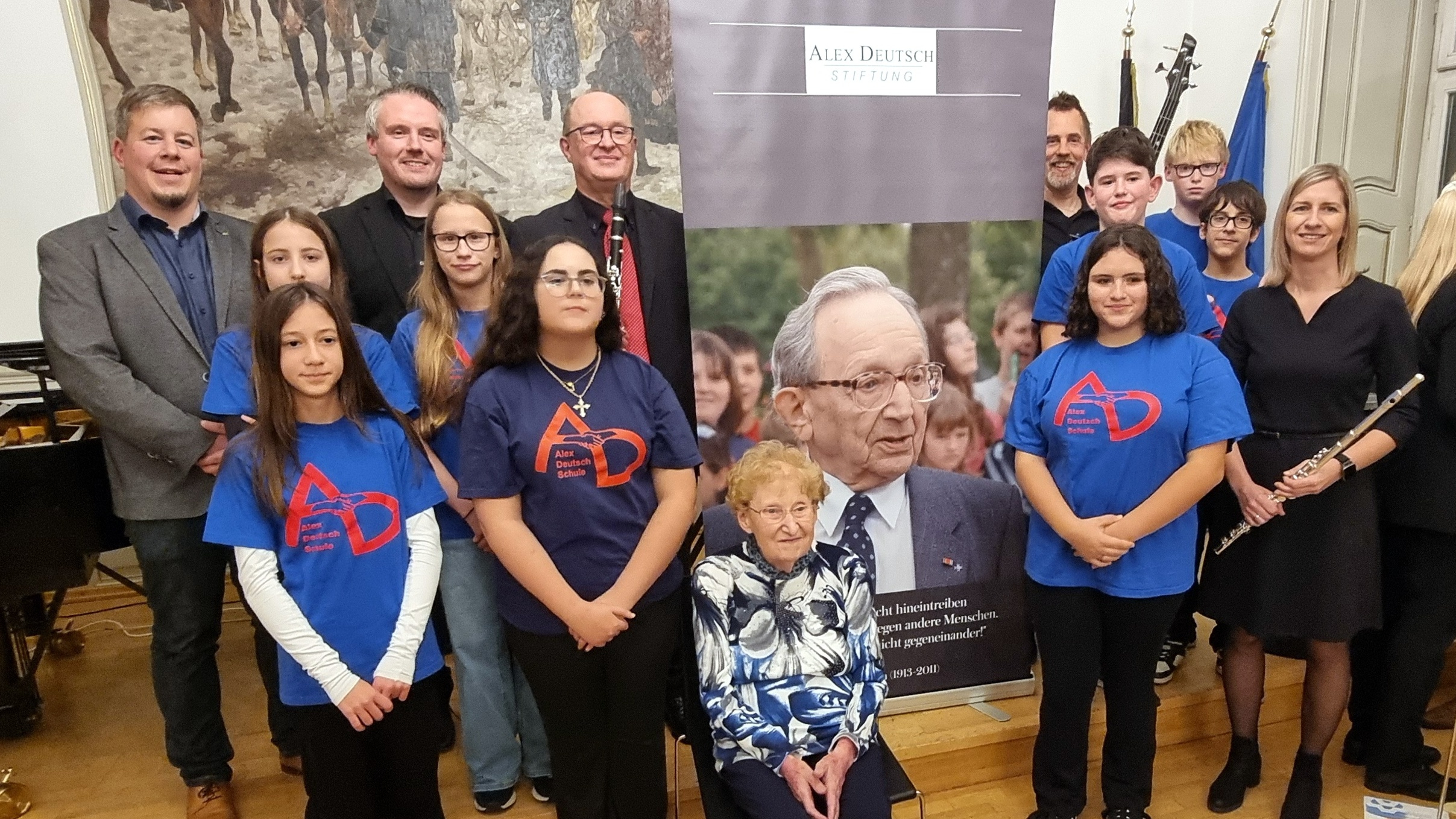 Gruppenbild Frau Deutsch mit Schülern und Lehrern der Alex-Deutsch-Schule